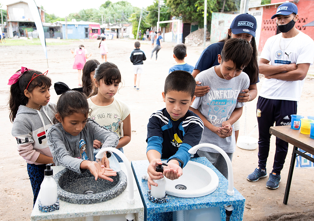 Pablo Zabaleta and the Premier League Trophy surprise participants at Manchester City’s community football and water project in Buenos Aires