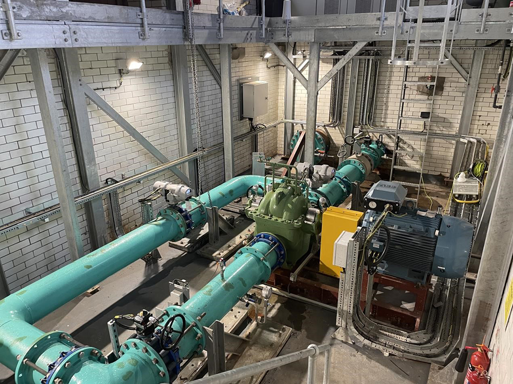 Water flows into the compensation measuring house where it powers a reverse-pump turbine which in turn powers an 85 kW ABB asynchronous generator. An ABB regenerative VSD then converts the energy into grid electricity.