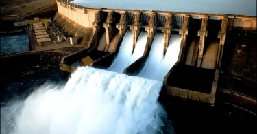 list the advantages and disadvantages of hydropower