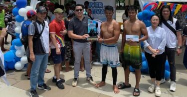 Aboitiz InfraCapital Head of Corporate Affairs Christopher Camba awards winners of the baroto race at the RMN River Festival in Iloilo City.