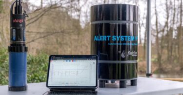 Multiparameter sonde and Fluidion Alert bacteria monitor with live data displayed on a laptop.