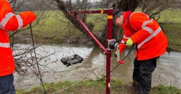Wireless continuous water quality monitoring deployment on a UK river