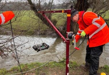 Wireless continuous water quality monitoring deployment on a UK river
