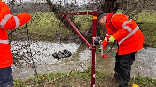 Wireless continuous water quality monitoring deployment on a UK river