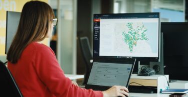 Operator using the Samotics SAM4 platform to monitor water assets