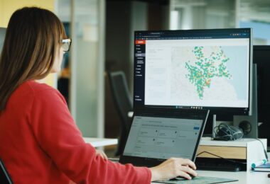 Operator using the Samotics SAM4 platform to monitor water assets