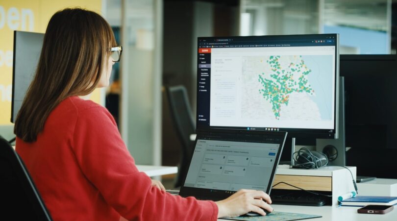 Operator using the Samotics SAM4 platform to monitor water assets